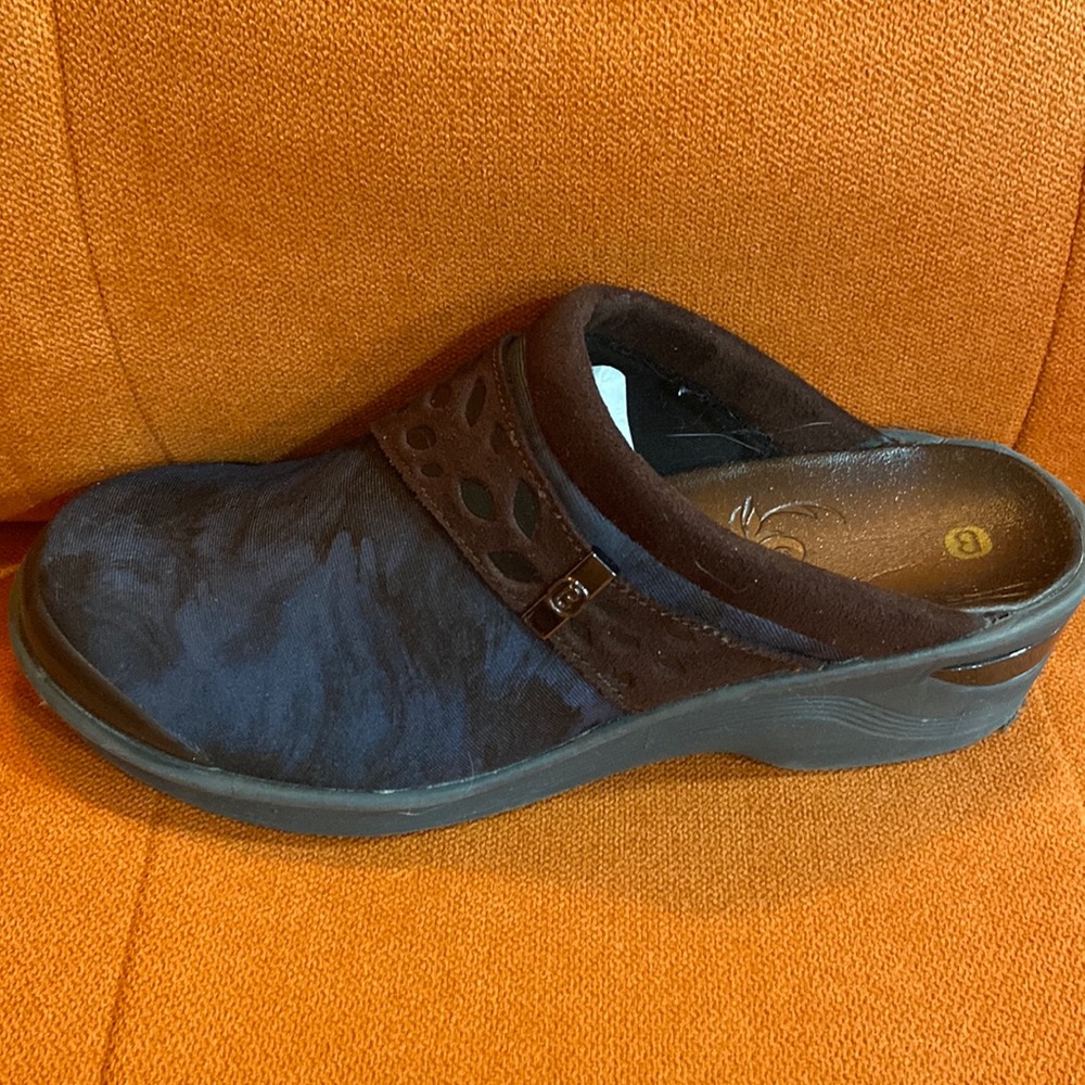 BZees clogs Navy blue and brown. 8.5. Worn approximately 5 times.